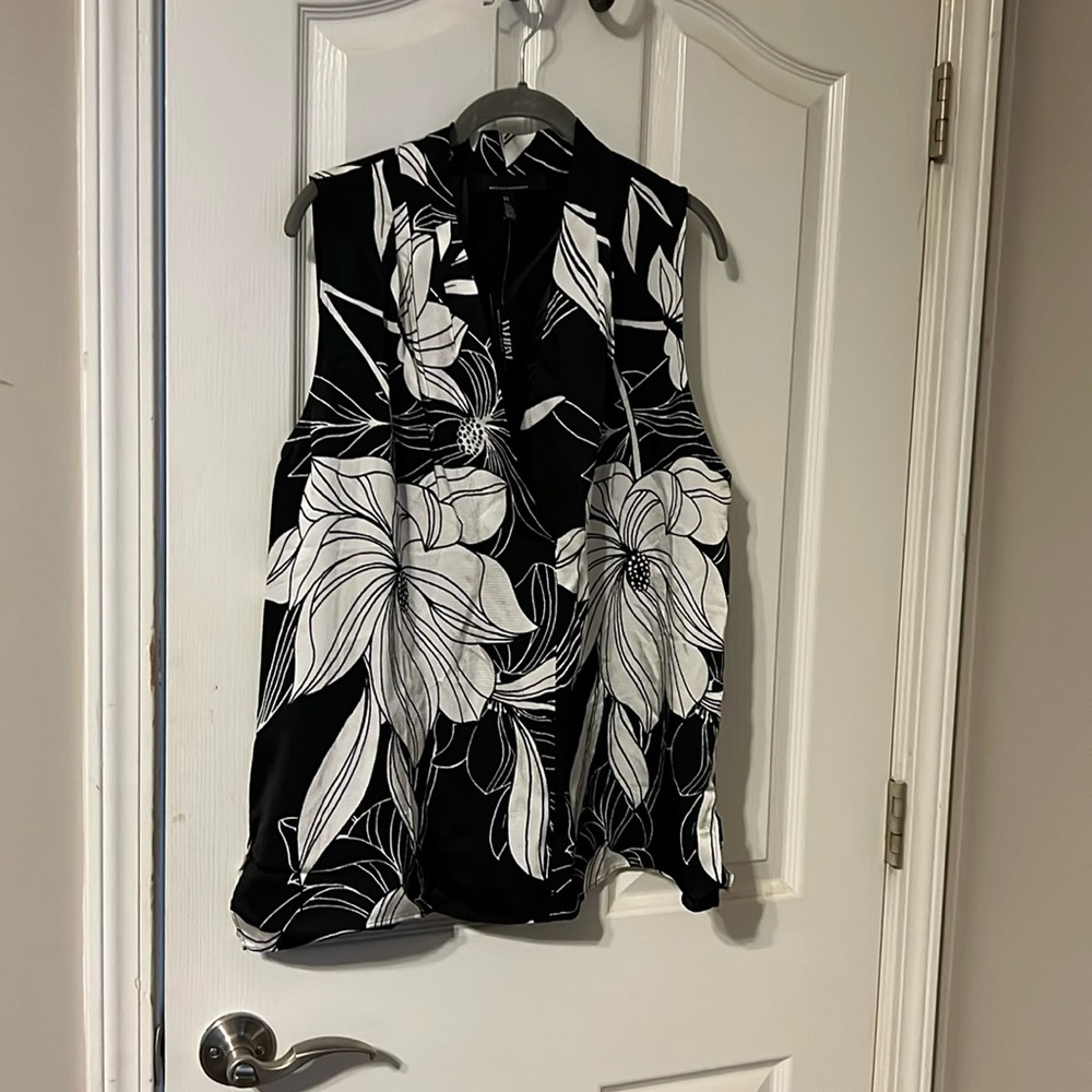 White House Black Market Magnolia V-neck Shell XL NWT